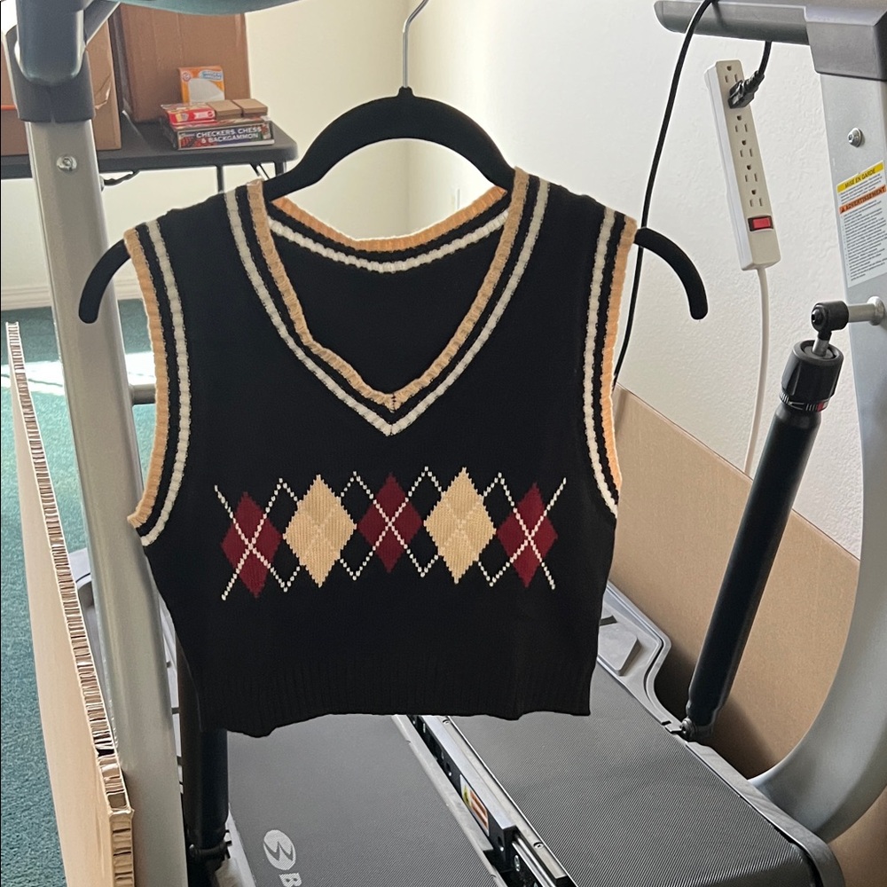Cider black cropped sweater vest w/ argyle pattern, & beige & white trim in M